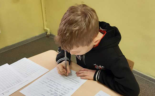 на занятии каллиграфией