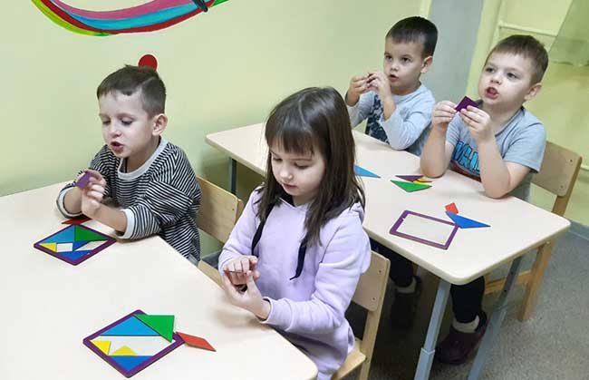 начали играть в Танграм